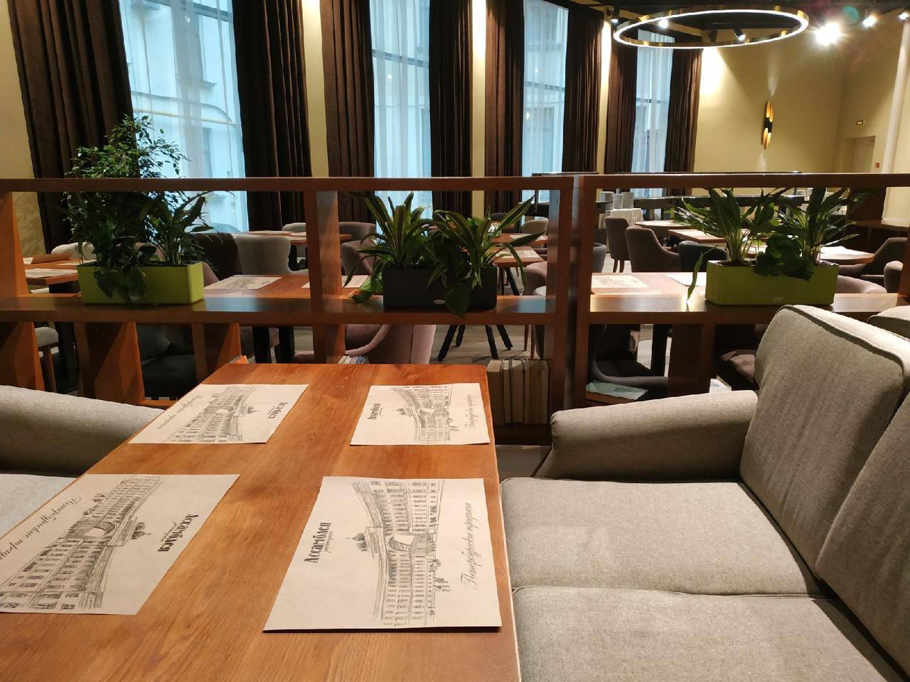 Интерьерное озеленение ресторана при гостинице Октябрьская (Санкт-Петербург) 