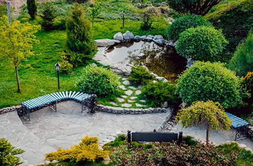 Альпийская горка — классика жанра для любителей динамики и объема. Имитация высокогорного ландшафта с перепадами высот, живописными склонами и яркими цветовыми пятнами альпийских трав и цветов.